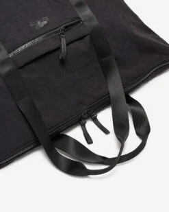 Nylon Duffle Bag -Roots Clothing 42080044 001 g